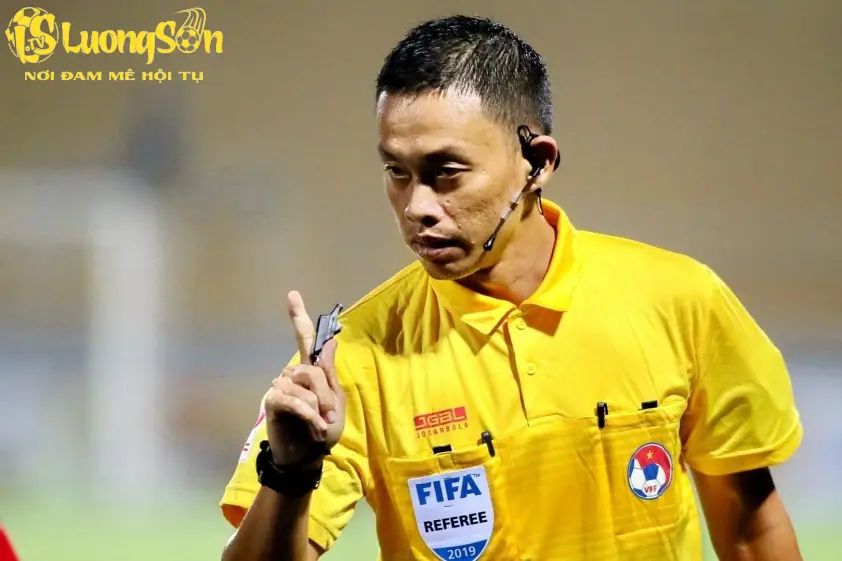 Ông Ngô Duy Lân đảm nhận vai trò trọng tài VAR ở trận đấu này