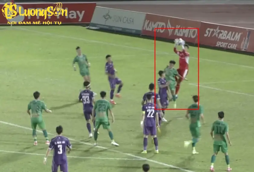 Tình huống thổi penalty sai trong trận Bình Dương vs Ninh Bình